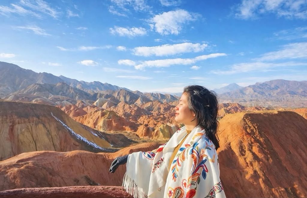 Min Luo devant les reliefs de Zhangye, dans la province du Gansu en Chine